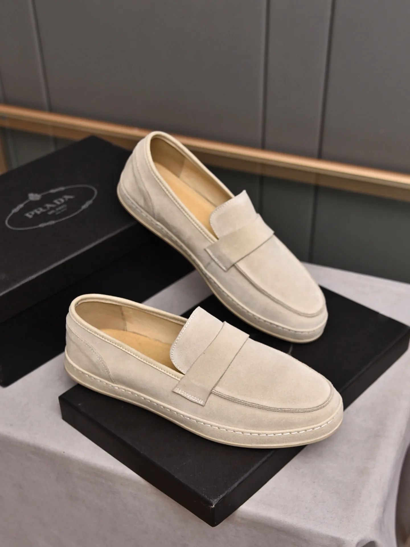 👟👟👟Men's Shoes💰P420 🆕🔥New Updates🔥👟PRADA (Prada) new products are released, imported soft cowhide, fashionable to allow air to penetrate the entire shoe, and the awesome shoes [strong] bring an extremely comfortable and breathable feeling! Beautiful inside and out! Exquisite workmanship, top-grade cowhide material, 😌Number: 38~44, 3 colors available: black, white and blue.